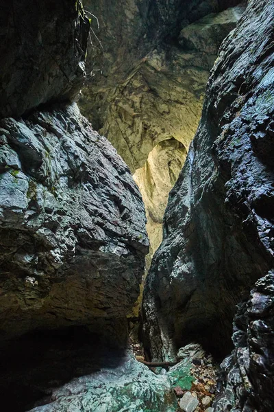 Grotta i kalkstensberg — Stockfoto