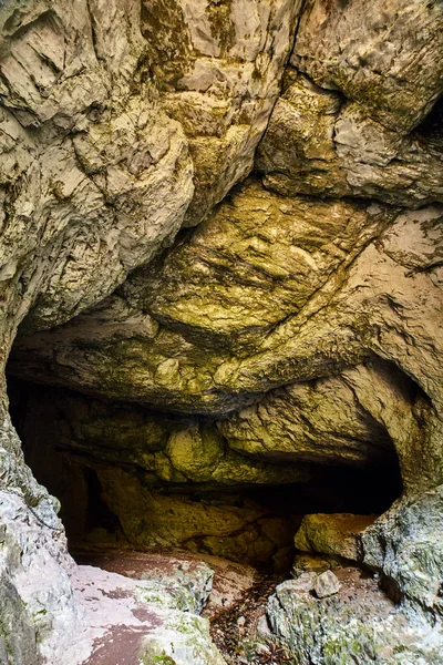 Grotta in montagne calcaree — Foto Stock