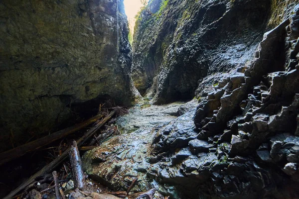 Jeskyně ve vápencové hory — Stock fotografie
