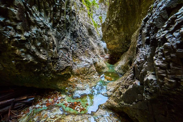 Cueva en montañas de piedra caliza —  Fotos de Stock