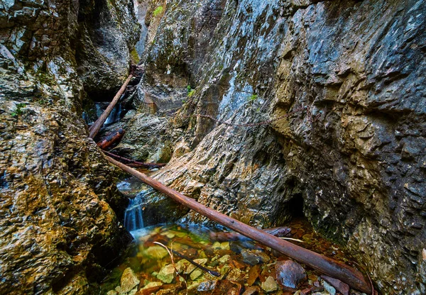 Grotta in montagne calcaree — Foto Stock