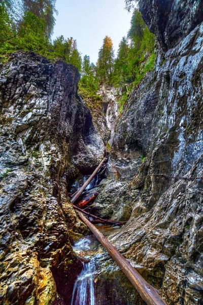 Пещера в горах известняка — стоковое фото