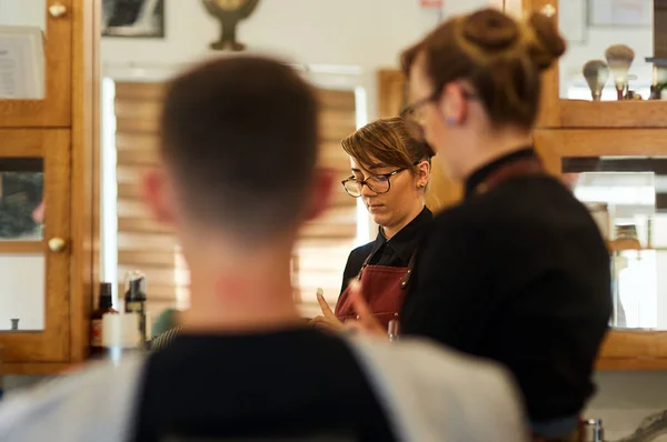 Homme se faire couper les cheveux à la mode — Photo