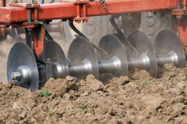 Sürülmüş alanlar üzücü traktör