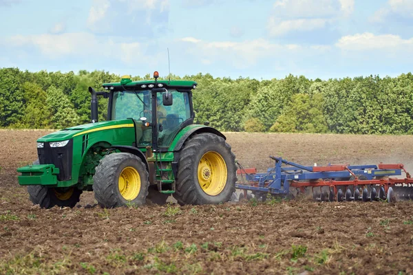 Traktor pflügt Felder um — Stockfoto