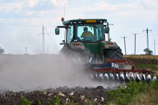 Campos arados de harrowing do trator — Fotografia de Stock