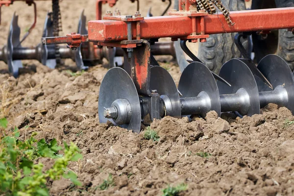 Sürülmüş alanlar üzücü traktör