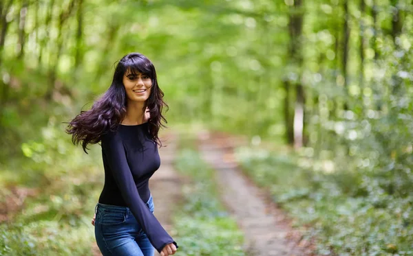 Modieuze vrouw buiten — Stockfoto