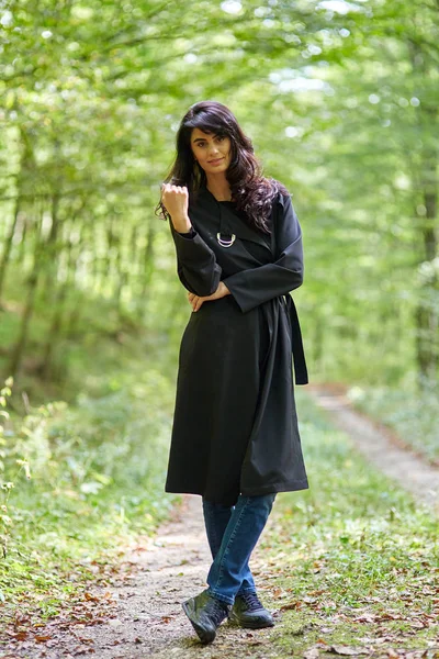 Mujer de moda al aire libre — Foto de Stock