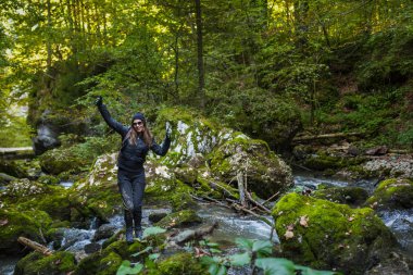 Uzun yürüyüşe çıkan kimse kadın bir nehir