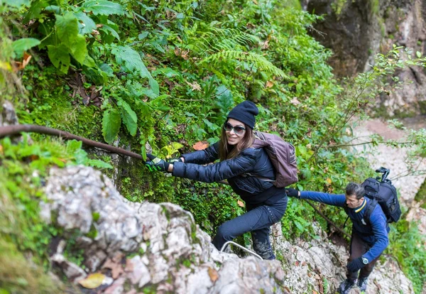 Wandelaars klimmen op veiligheidskabel — Stockfoto