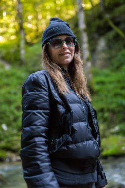  Ormandaki genç kadın