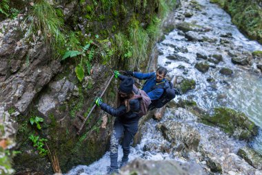 nehir üzerinde tırmanma yürüyüşçü