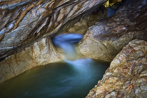 Földalatti folyó átfolyik a barlang — Stock Fotó