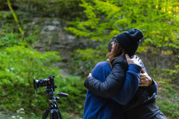 Tourist couple hugging each other — Stock Photo, Image