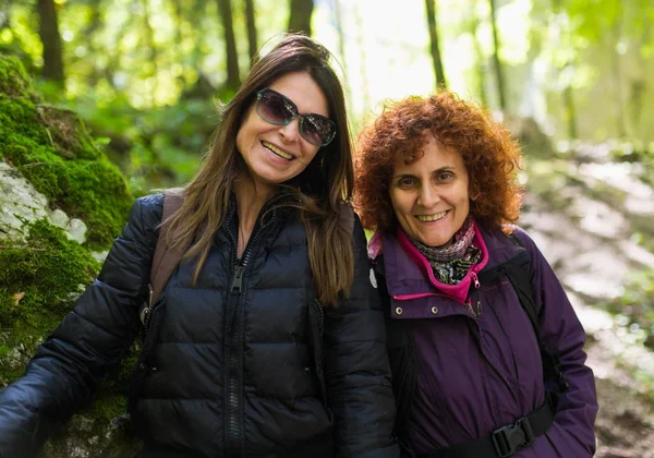 Amigos senderismo a través del bosque —  Fotos de Stock