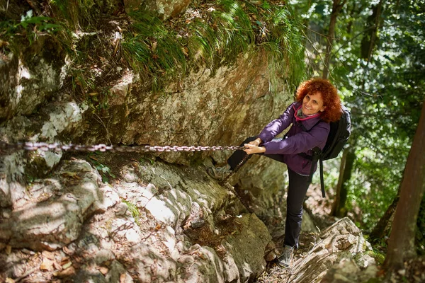 Caminhante mulher com mochila — Fotografia de Stock