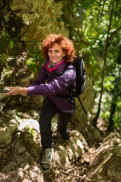 Caminhante mulher com mochila — Fotografia de Stock