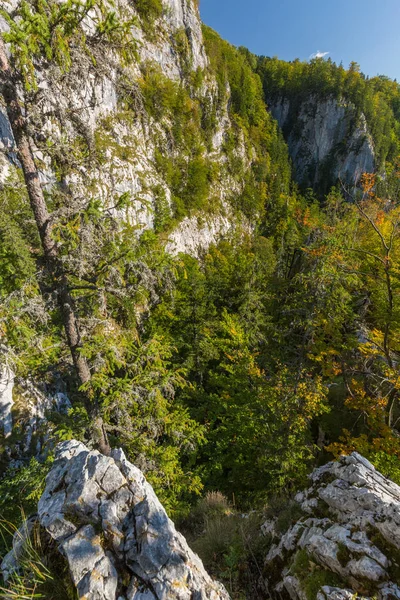 Bela paisagem com altos picos — Fotografia de Stock