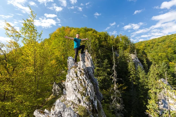 Gelukkig man op klif — Stockfoto