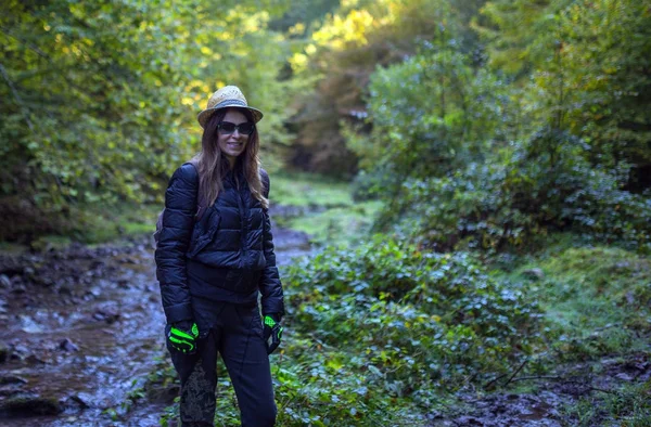 Senderista femenina con mochila —  Fotos de Stock