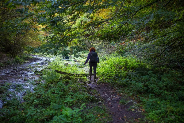 Wanderin mit Rucksack — Stockfoto