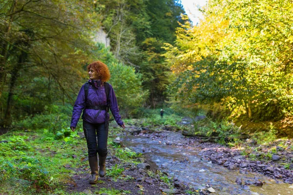 Escursionista femminile con zaino — Foto Stock