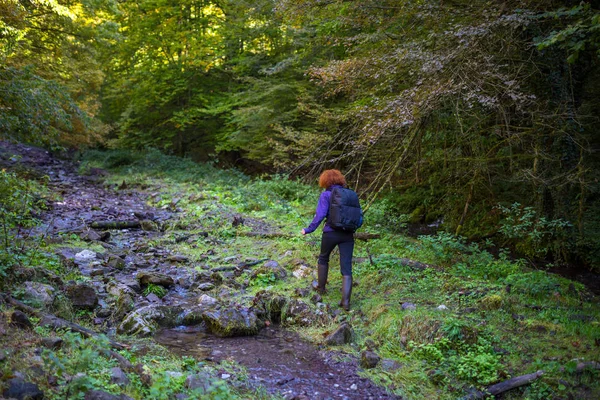 Wanderin mit Rucksack — Stockfoto