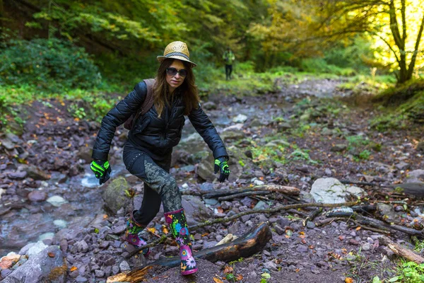 Wanderin mit Rucksack — Stockfoto