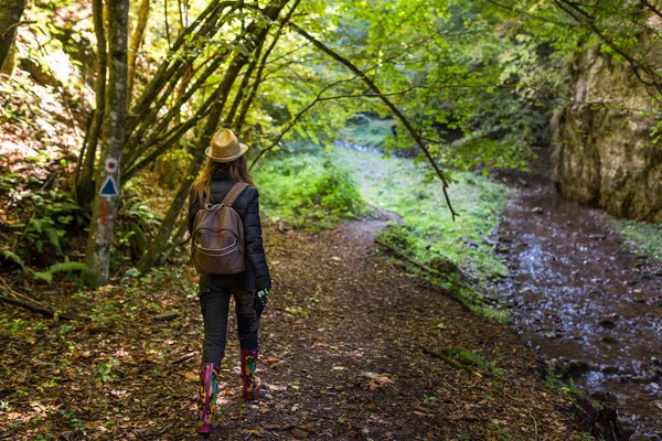 Caminhante feminino com mochila — Fotografia de Stock