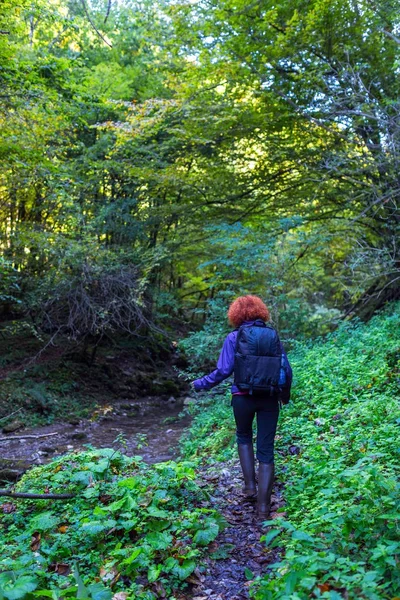 Wanderin mit Rucksack — Stockfoto