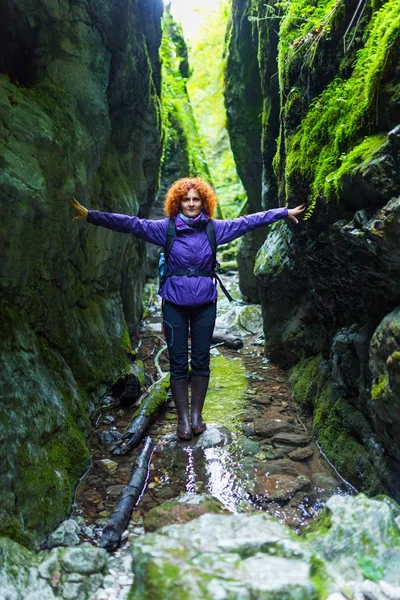 Sırt çantası ile kadın fiyatı — Stok fotoğraf