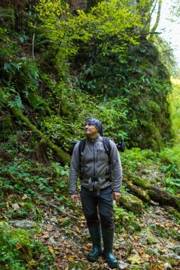 Sırt çantası orman içinde olan adam