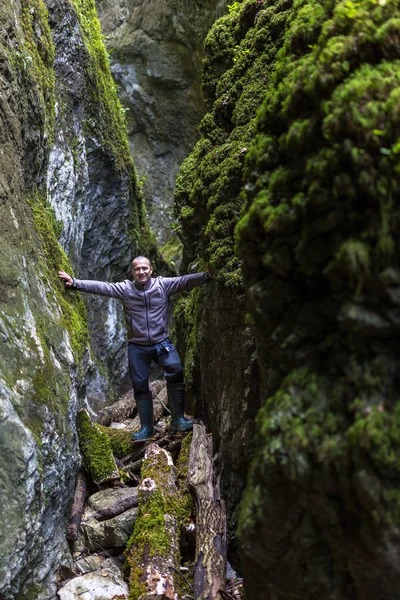 Kanyonda ayakta adam — Stok fotoğraf