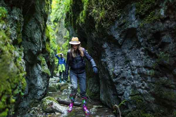 Paar Wanderer in Schlucht — Stockfoto