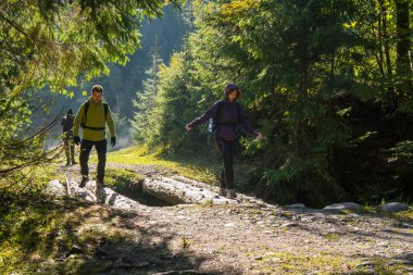 yürüyüşçüler izinde yürüyen sırt çantaları ile