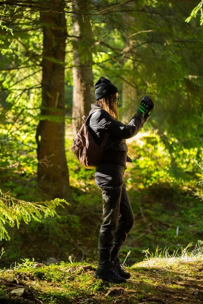 Hiker taking photos with cellphone — Stock Photo, Image