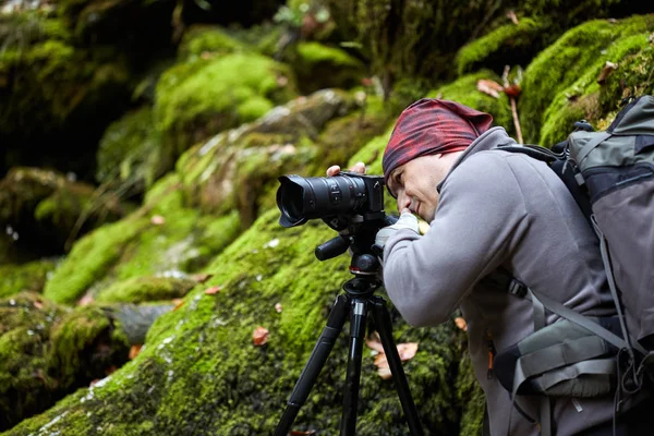 摄影师拍摄在峡谷 — 图库照片