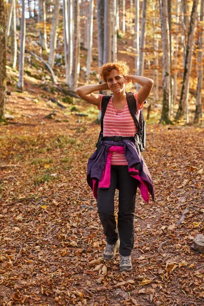 Caminhante senhora na floresta de outono — Fotografia de Stock