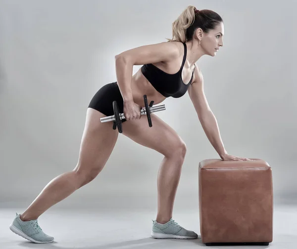 Kvinnan gör rad träning — Stockfoto