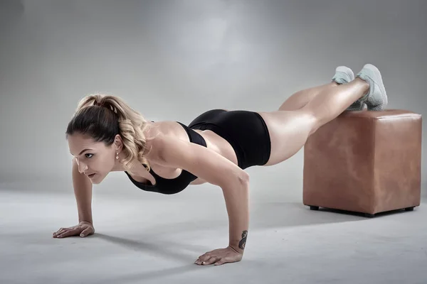 Mujer haciendo flexiones — Foto de Stock