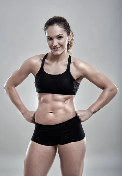 Fitness kvinna poserar i gym outfit — Stockfoto