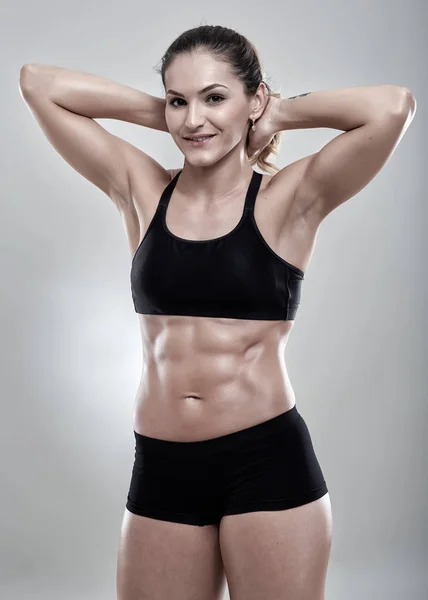 Fitness-Frau posiert im Fitnessstudio-Outfit — Stockfoto
