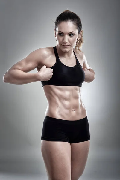 Mujer de fitness posando en traje de gimnasio —  Fotos de Stock