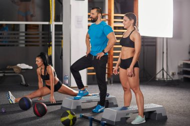 Fitness Eğitmeni ve kızlar