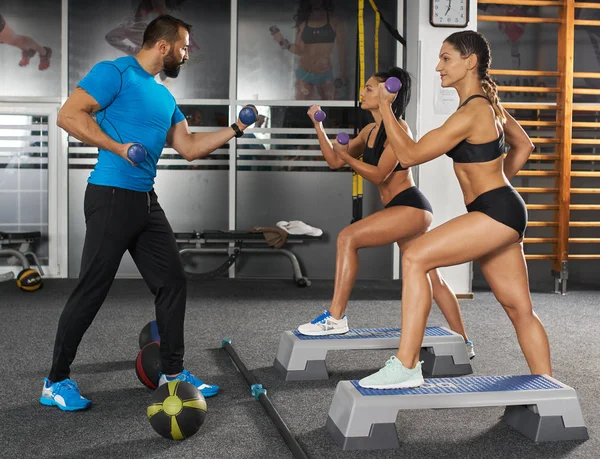 Fitness entrenador y niñas — Foto de Stock