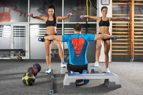 Fitness trainer e ragazze — Foto Stock