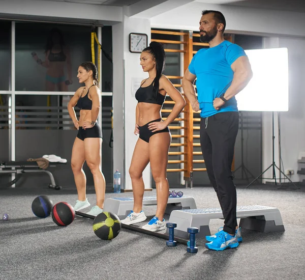 Treinador de fitness e meninas — Fotografia de Stock