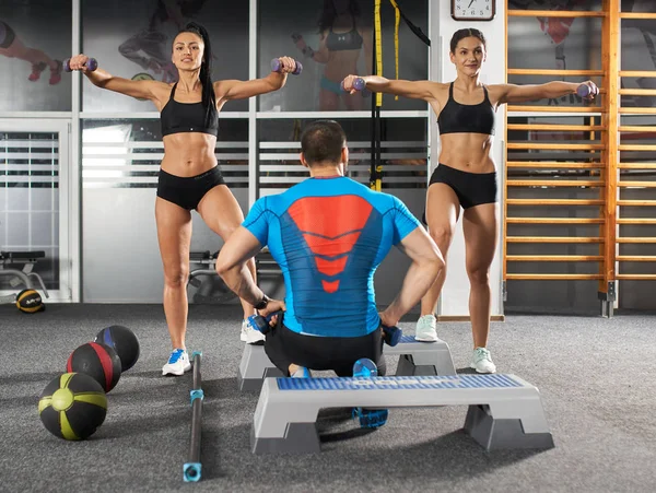 Fitness trainer and girls — Stock Photo, Image