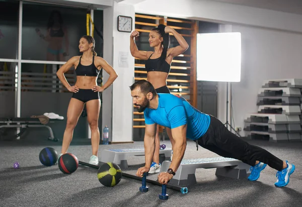 Fitness trainer and girls — Stock Photo, Image